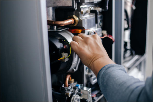 Main d'un technicien manipulant un placard électrique